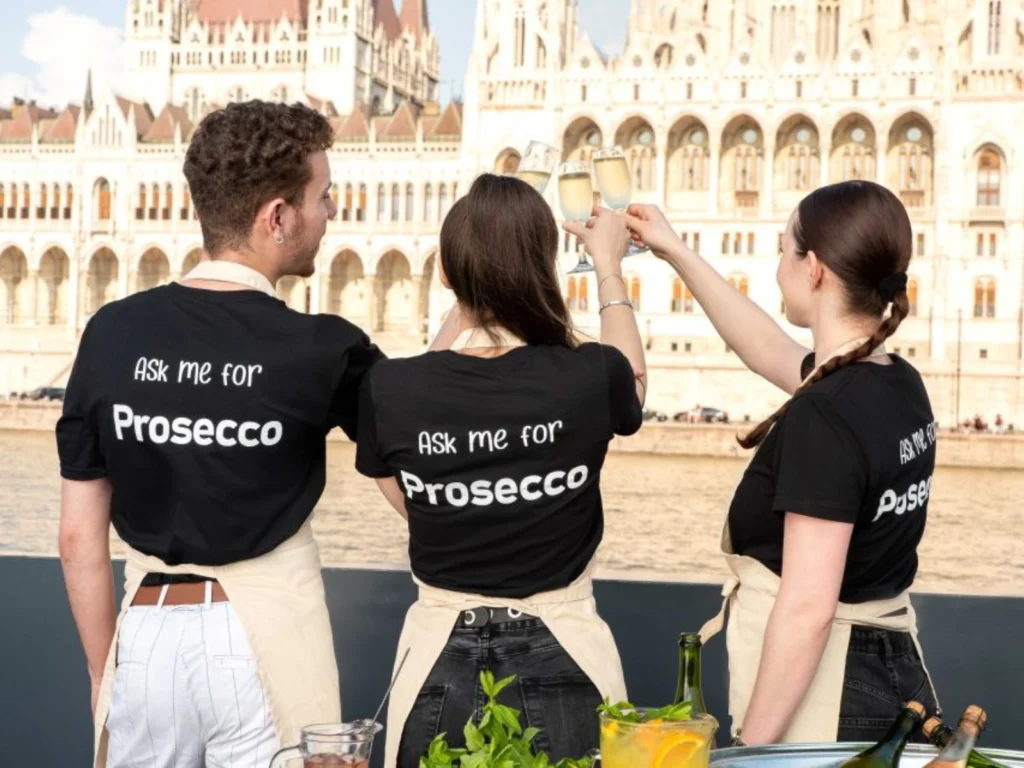 Evening Sightseeing Cruise and Unlimited Prosecco - Budapest what to do