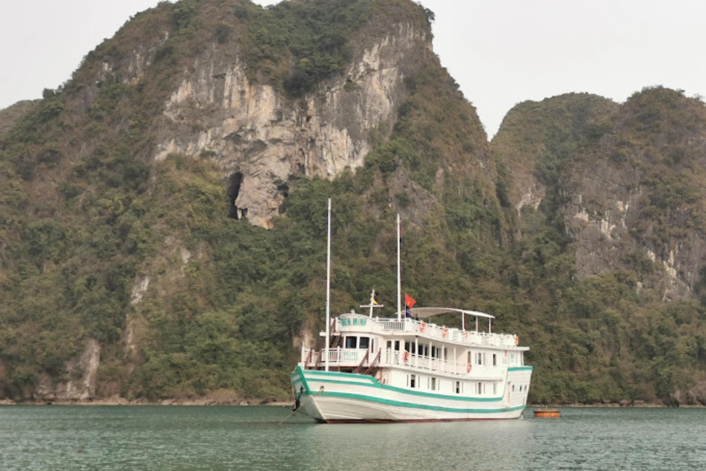 L’Azalée Classic Cruise halong bay cruise