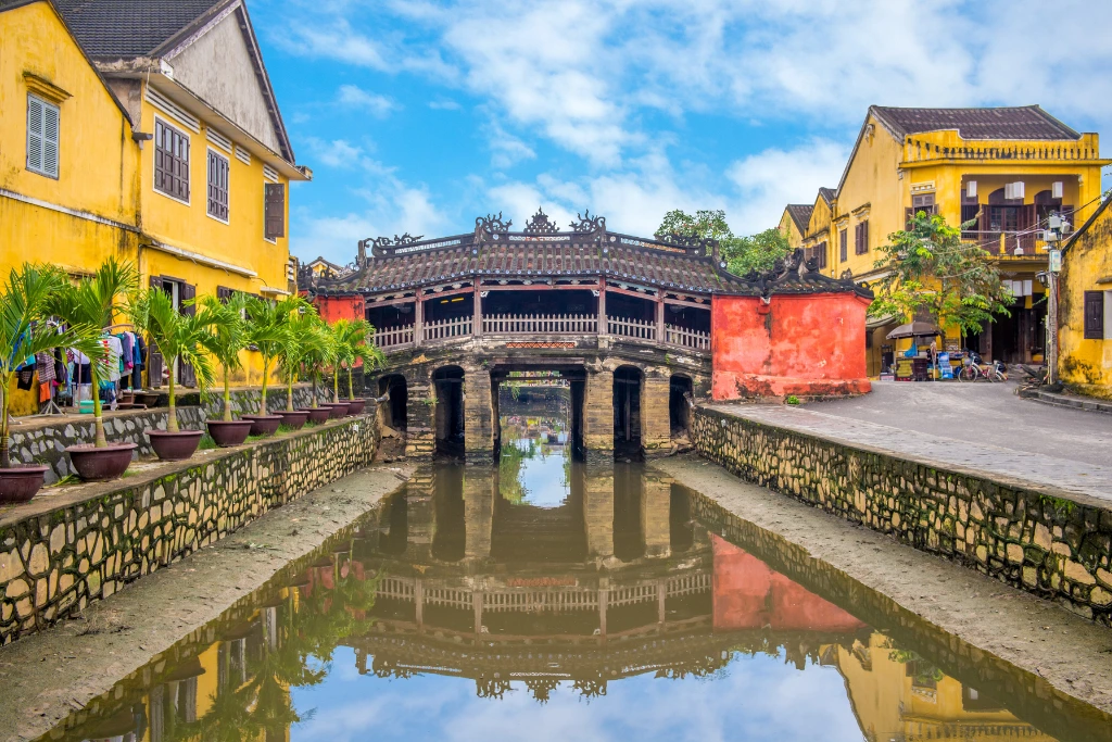 Visit the Japanese Covered Bridge (Chùa Cầu) hoi an town centre
