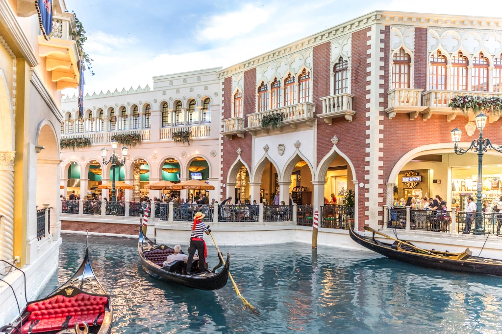 Visit the Venetian’s Grand Canal what to do in las vegas